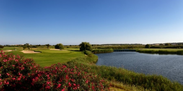 Dom Pedro Laguna Golf Course in Vilamoura with lake to the right