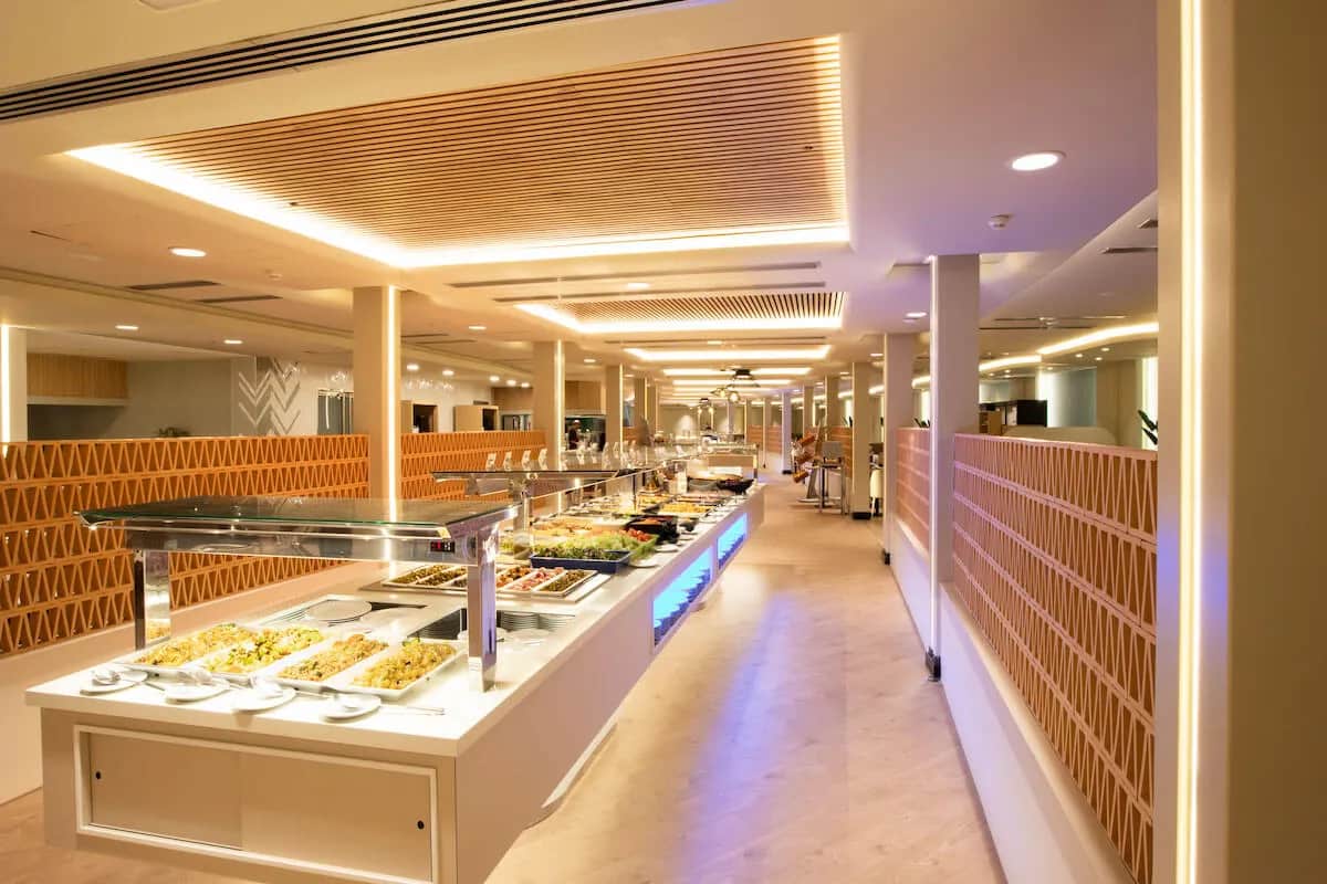 Dining area with buffet service at Gran Hotel Bali