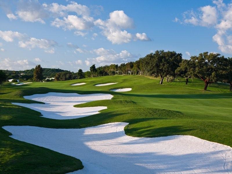 Laranja Golf Course with large sand bunkers