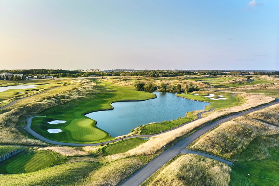 Lake in between holes at Le Golf National