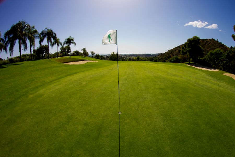 Flag on the putting green at Los Arqueros Golf & Country Club