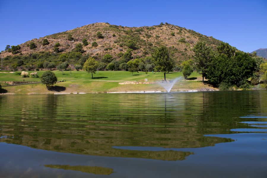 Lake with water fountain at Los Arqueros Golf & Country Club in the Costa Del Sol