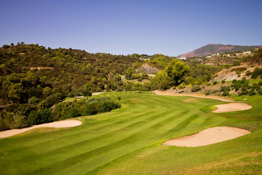 Bunkers either side of the fairway at Los Arqueros Golf & Country Club
