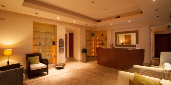 Reception of the spa facility with receptionist on duty at Marriott Praia DEl Rey Resort