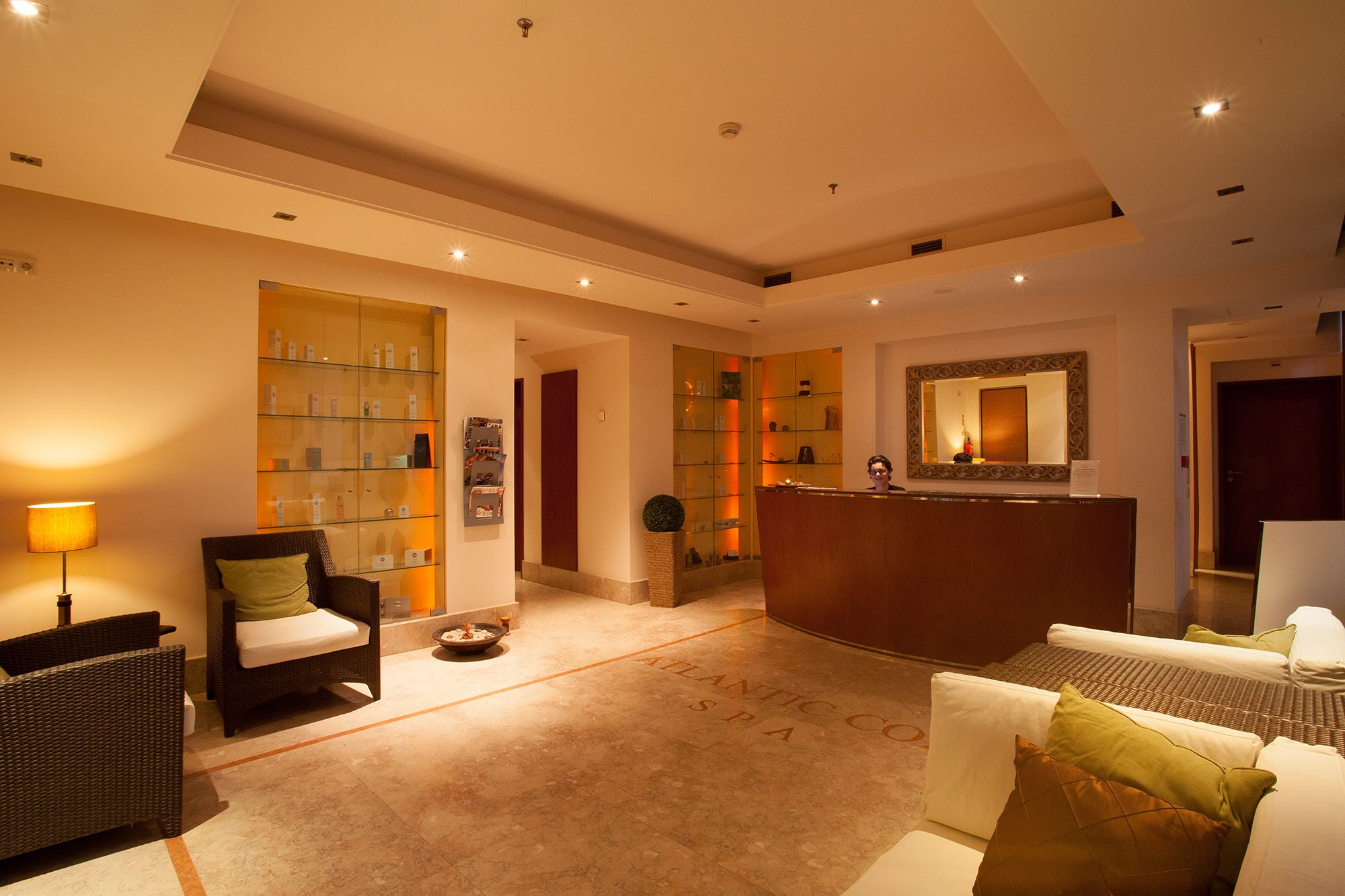 Reception of the spa facility with receptionist on duty at Marriott Praia DEl Rey Resort