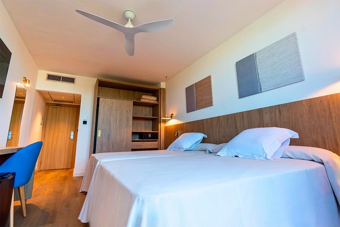 Bedroom with wardrobe at Ohtels Vila-Romana in Salou, Costa Dorada