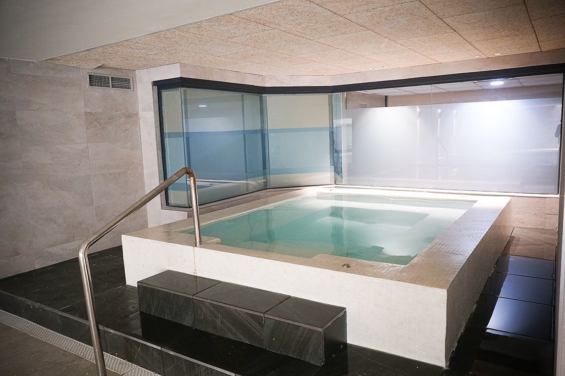 Indoor spa jacuzzi at Ohtels Vila-Romana