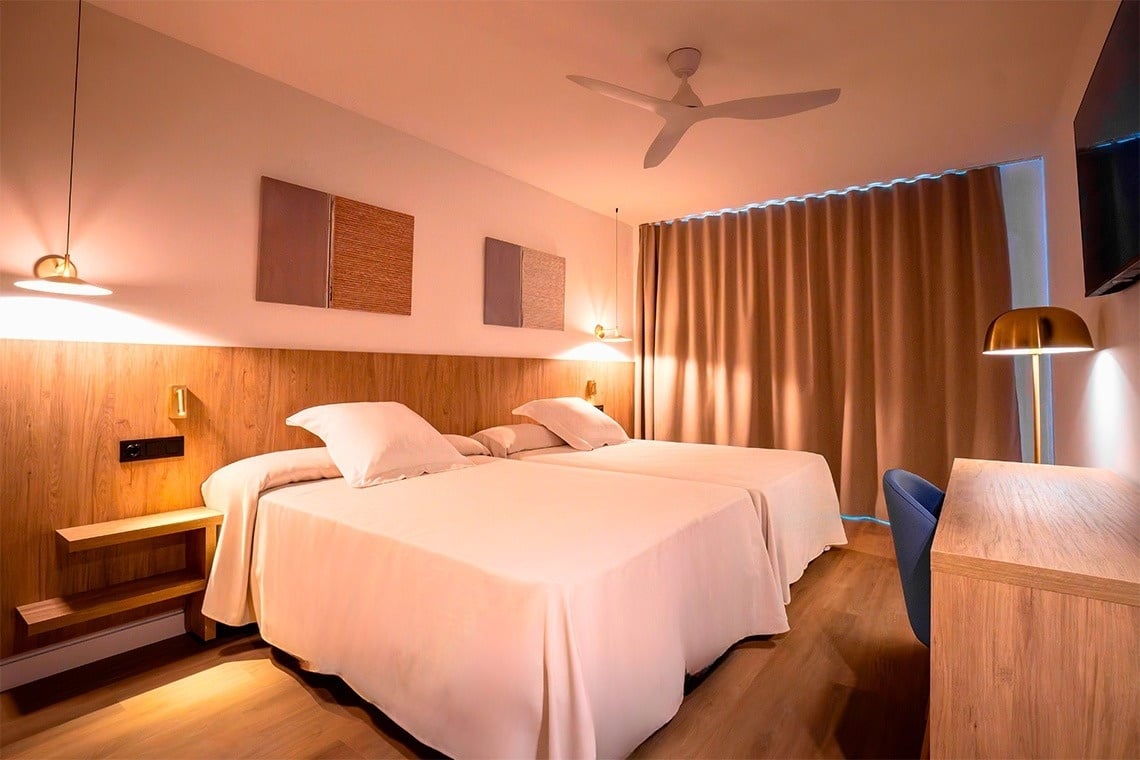 Bedroom with curtains closed at Ohtels Vila-Romana in Salou, Costa Dorada