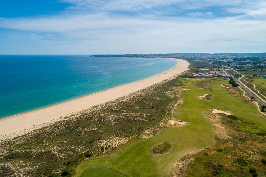 Blue sea and golden sand next to the course at Palmares Ocean & Living Golf Club