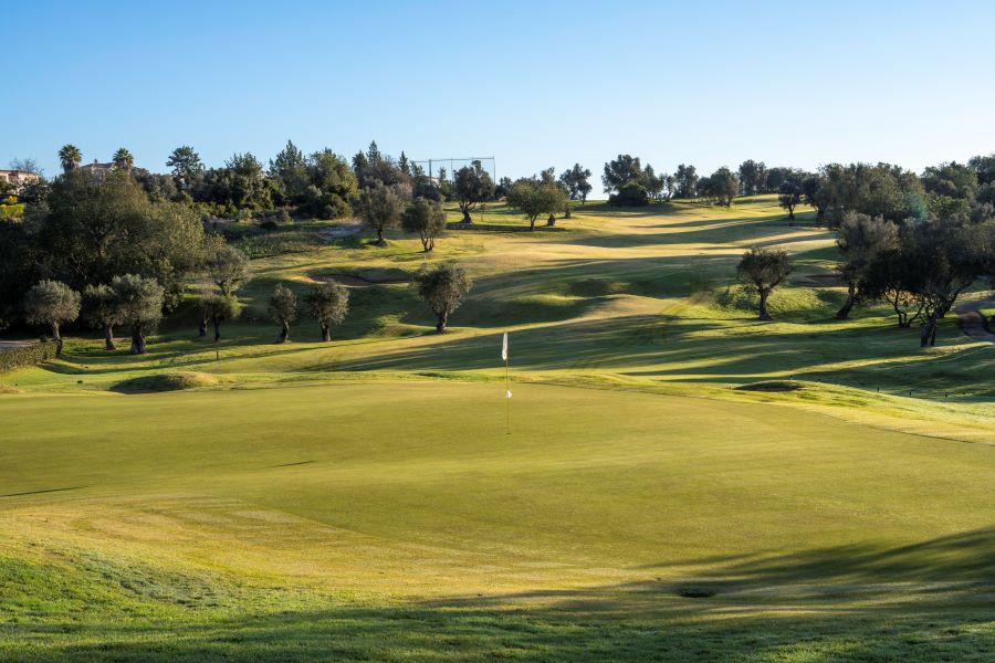 Green with flag on it at Vale da Pinta in the Algarve