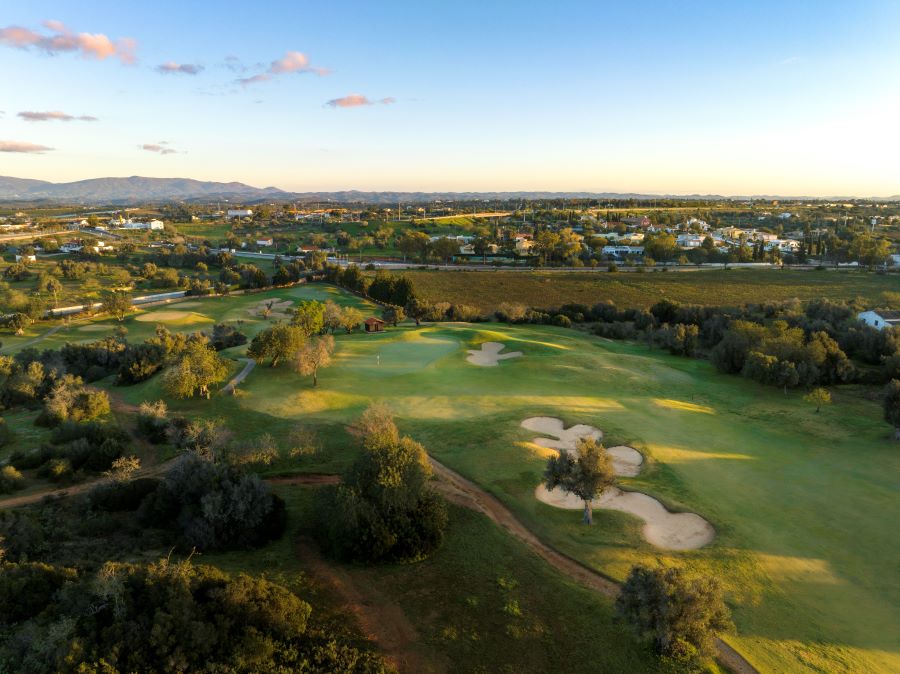 Bunkers on fairway to protect the green at Vale da Pinta