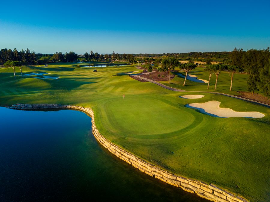 Ariel shot of Laranjal course at Quinta do Lago Golf with water to left of fairway, protecting the green