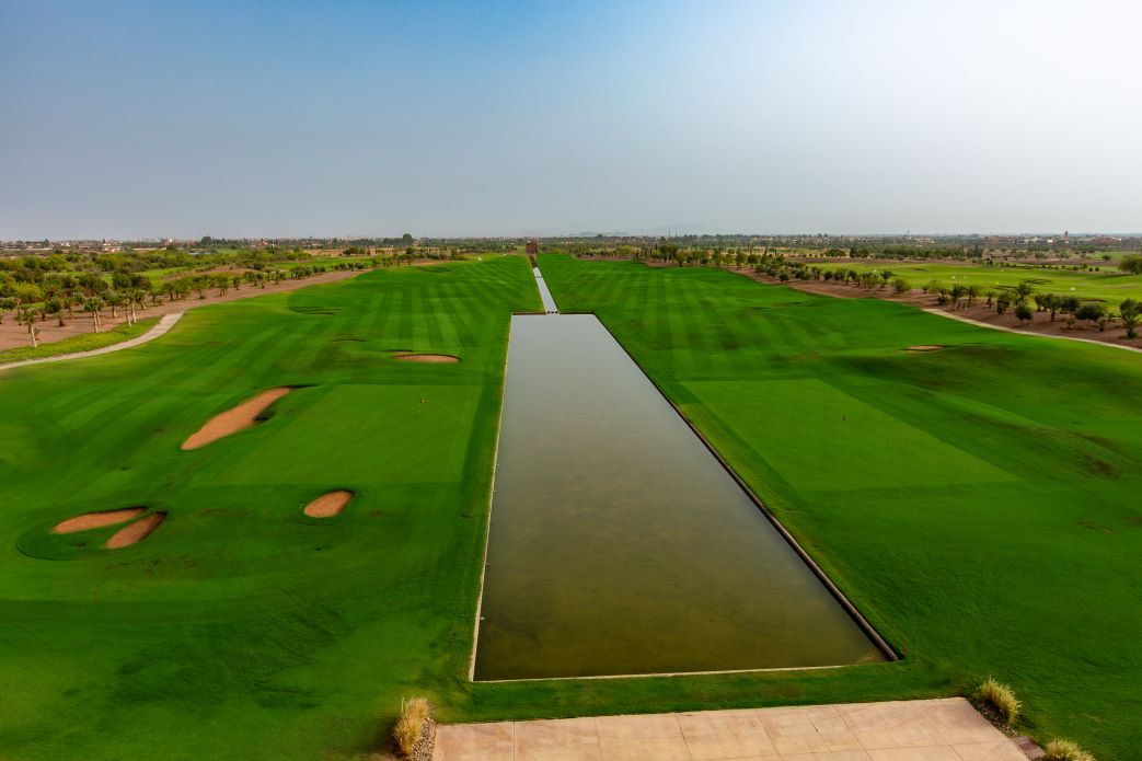 Water hazard in the centre of the course at Noria Golf Club