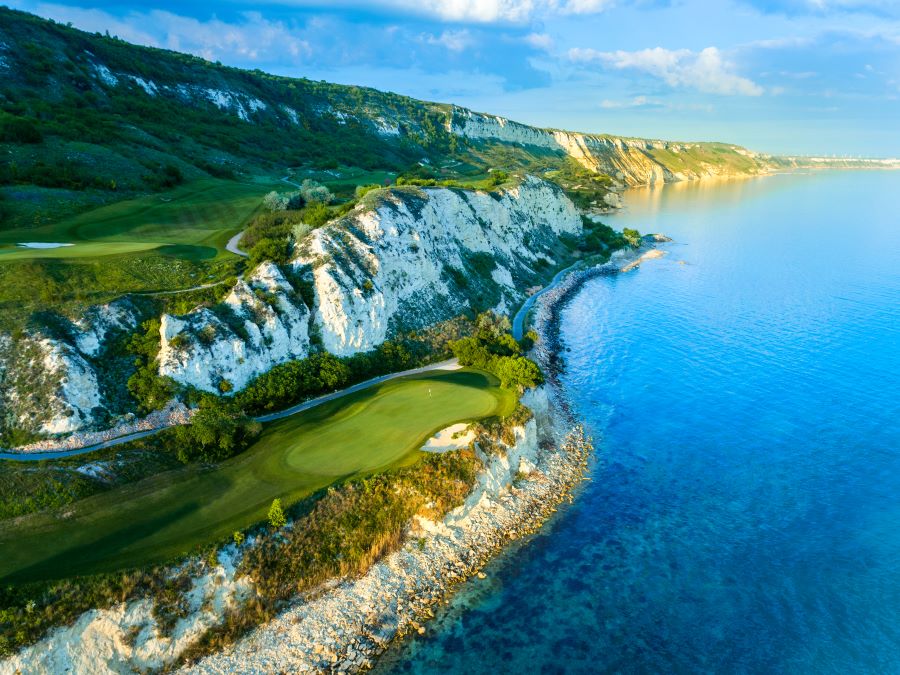 Multiples golf holes on different levels of the cliff tops at Thracian Cliffs