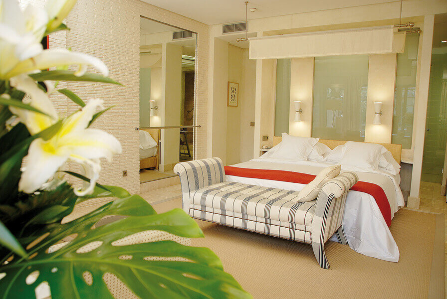 Bedroom with double bed at Rio Real Golf Hotel
