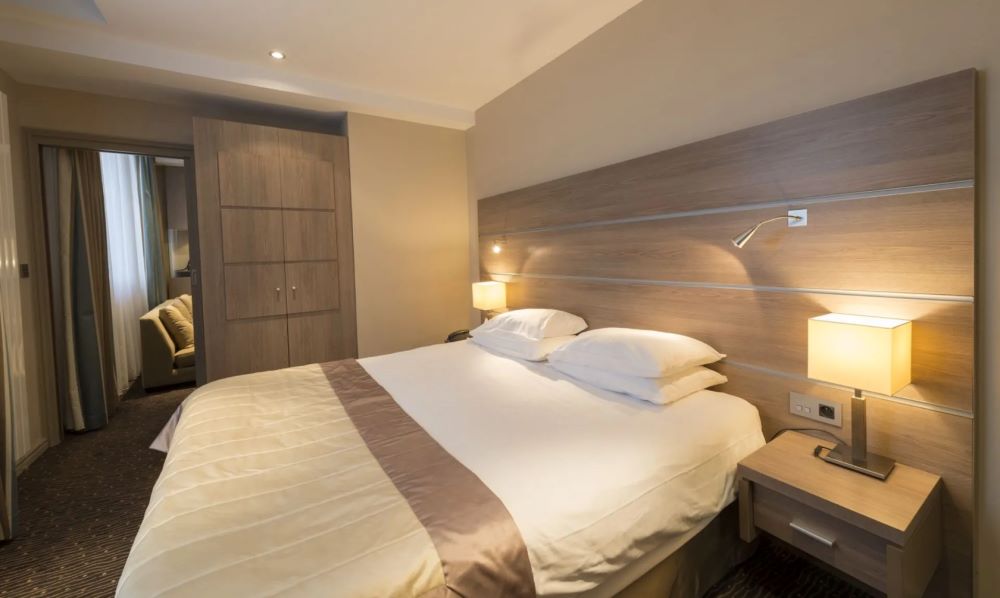 Bedroom at Hotel Bristol Le Touquet with door to bathroom