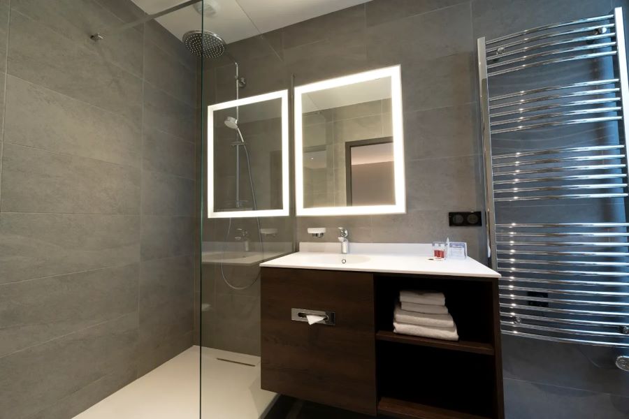 Shower unit with sink at Hotel Bristol Le Touquet