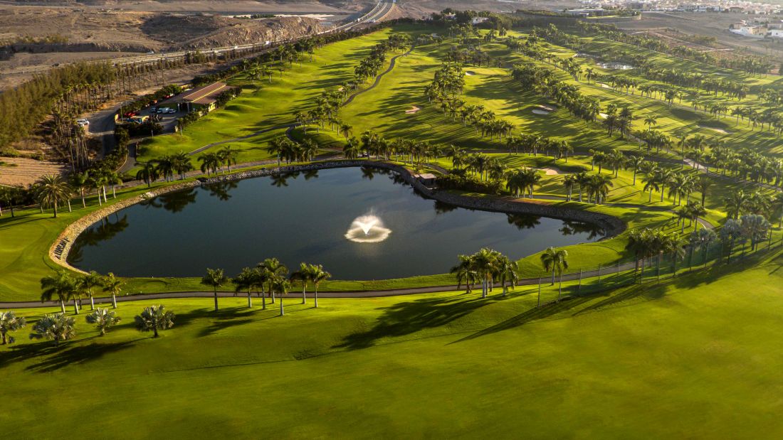 Large lake with fountain the middle of the course at Lopesan Meloneras golf club