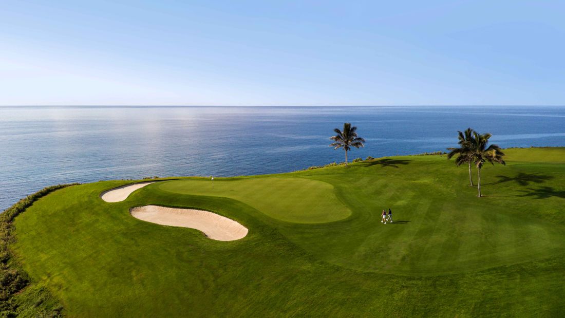 Blue sea over the putting green at Lopesan Meloneras