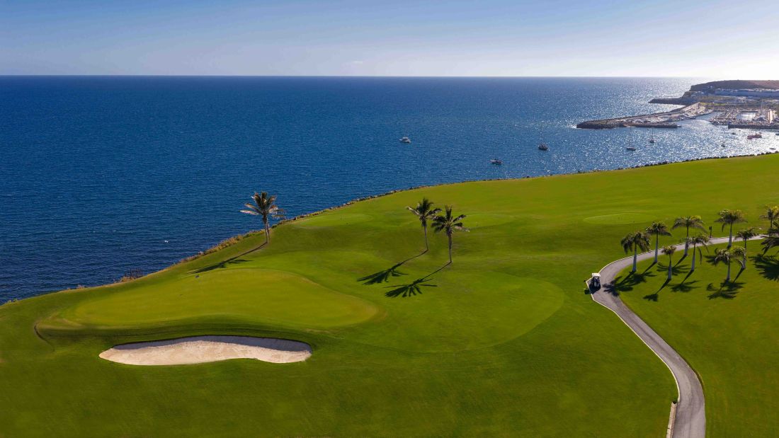Blue sea behind the golf course at Lopesan Meloneras