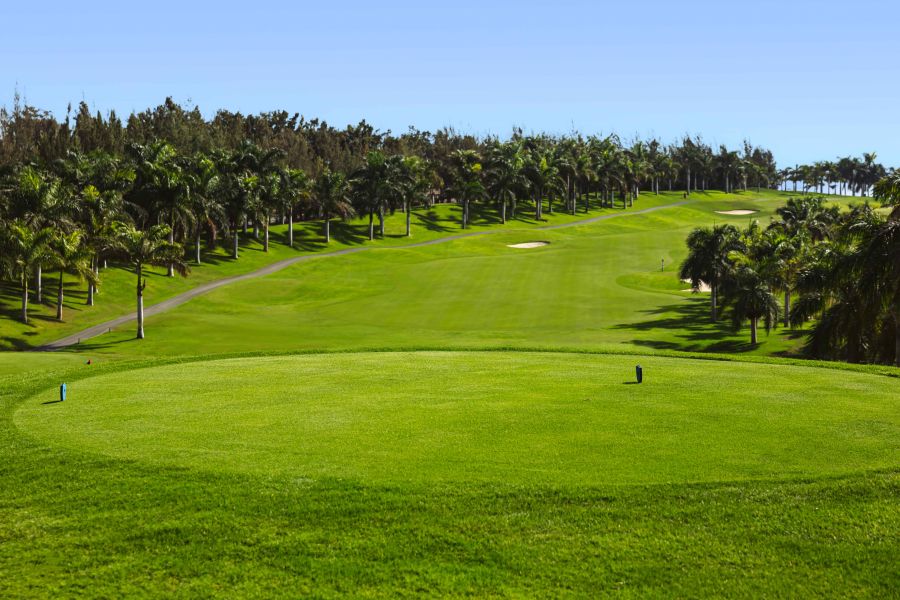 Lush green fairway at Lopesan Meloneras