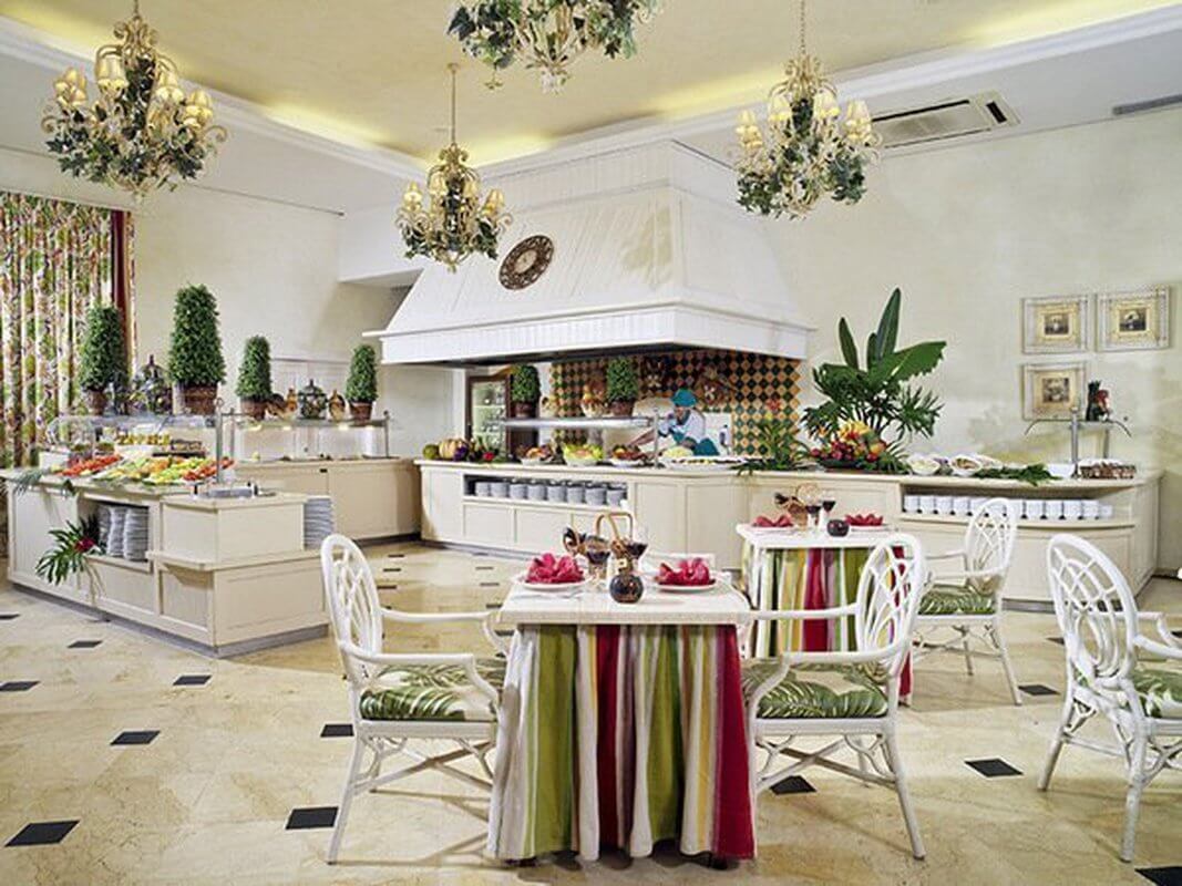 Gran Oasis Resort's buffet restaurant with hot and cold food stations