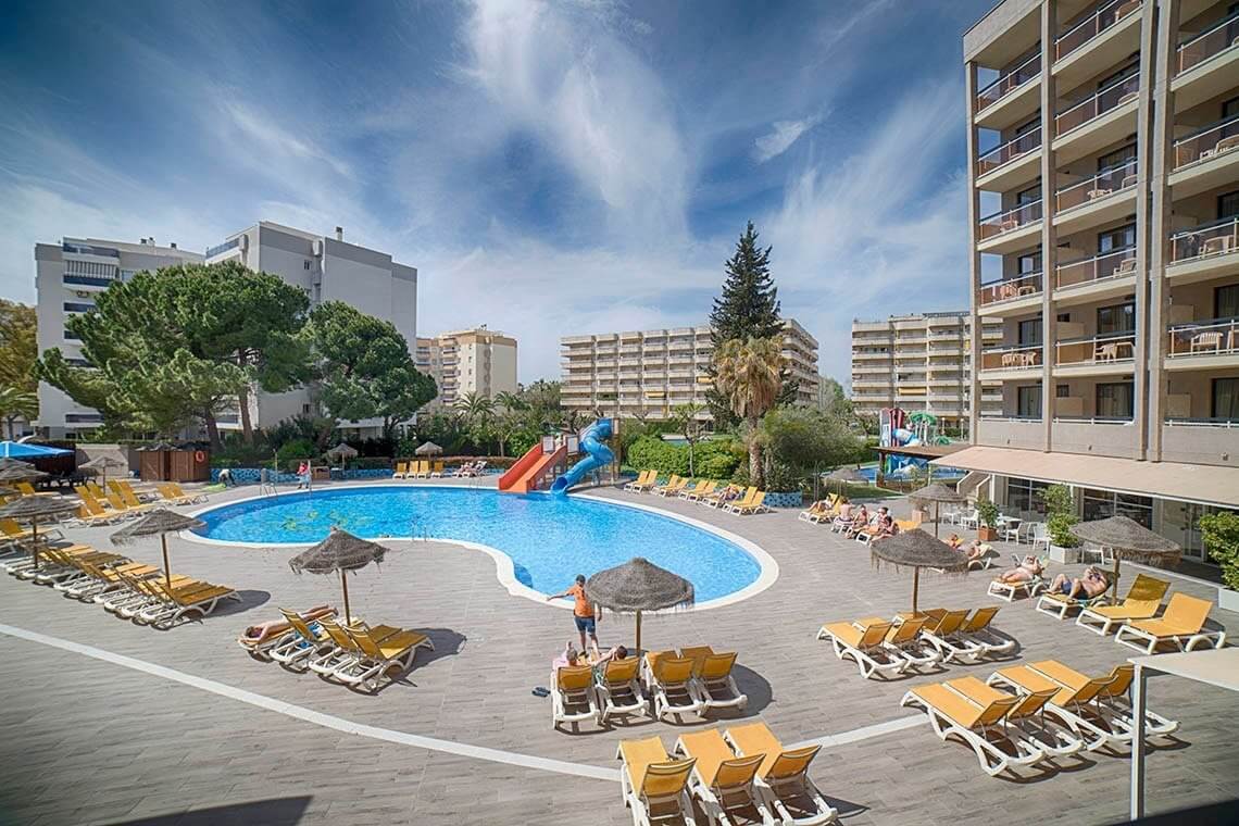 Swimming pool and sun loungers at Ohtels belverdere