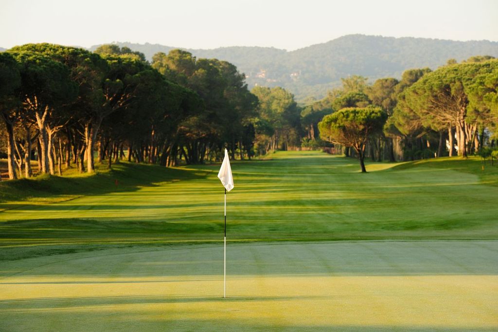 Flag on the putting green at Golf Platja de Pals