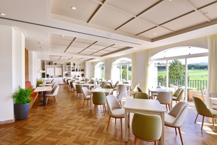 Restaurant with views out to the golf course at Dolce by Wyndham CampoReal Lisboa