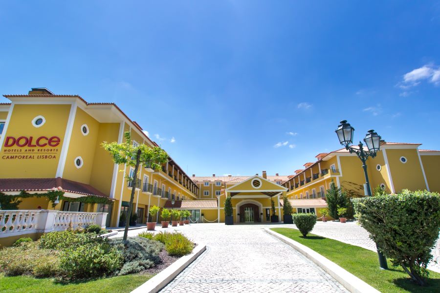 Drive way leading up to Dolce by Wyndham CampoReal Lisboa