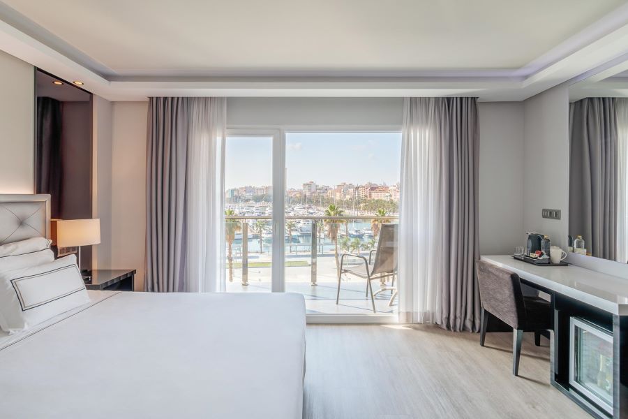 Doubled bed in Melia Alicante Hotel, with large window to balcony