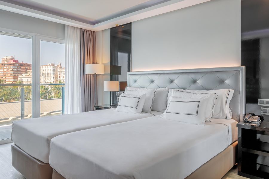 Twin beds in standard room at Melia Alicante hotel in Spain