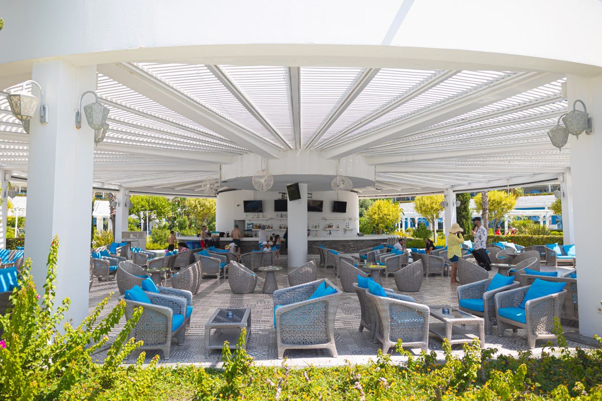 Outdoor bar at Sueno Deluxe