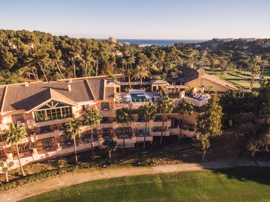 Rio Real Golf Hotel rooftop with swimming pool, overlooking golf course