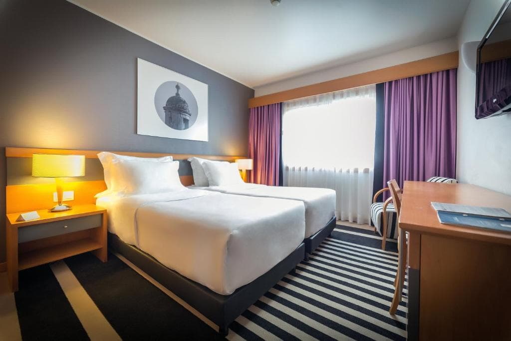 Bedroom with twin beds at Sana Sesimbra Hotel in Lisbon