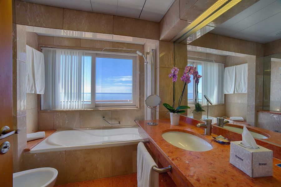 Bathroom in the hotel at Sana Sesimbra