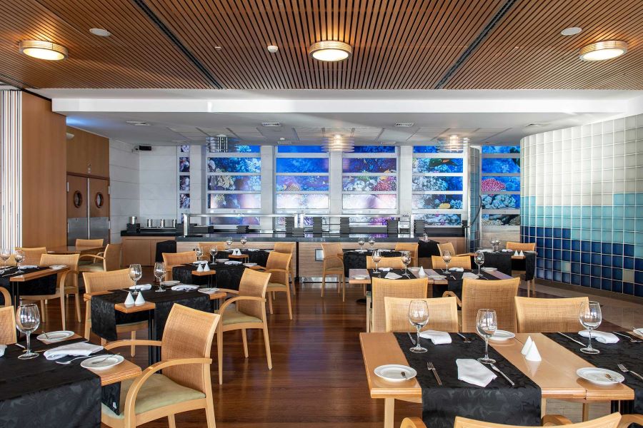 Restaurant with buffet service at Sana Sesimbra Hotel