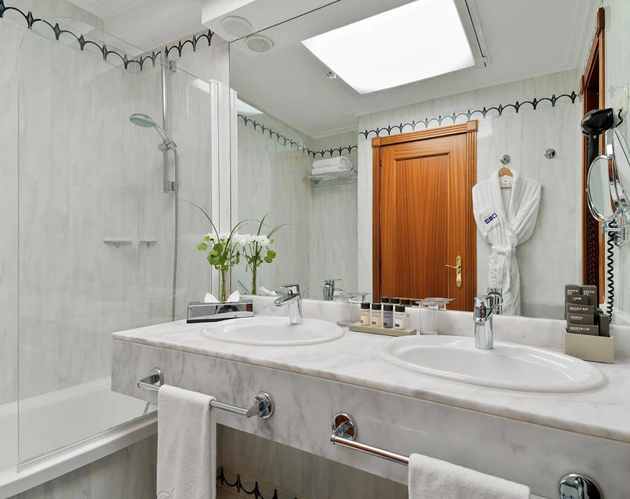 Bathroom at H10 Playa Meloneras Horizons Collection