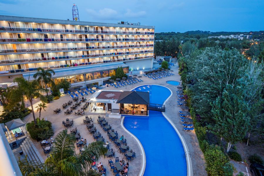 Swimming pool at Sol Costa Daurada by Melia