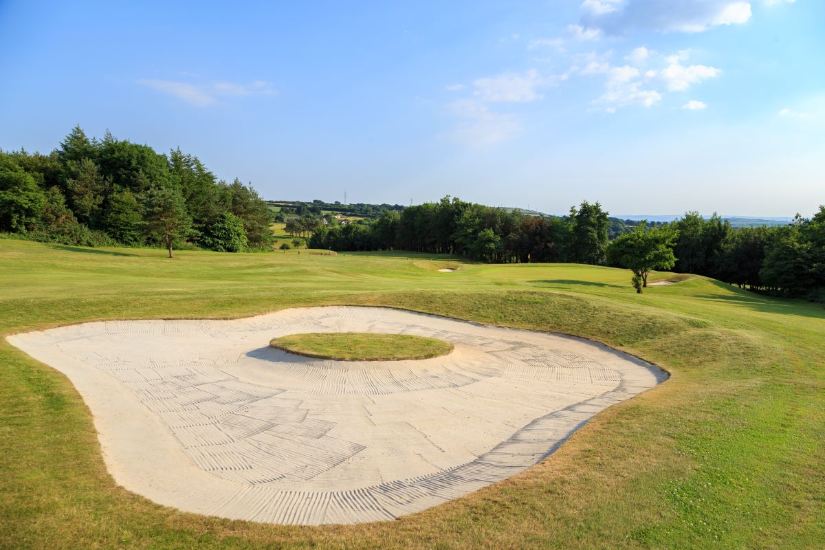 Bunker protecting the green at Bowood Park Hotel