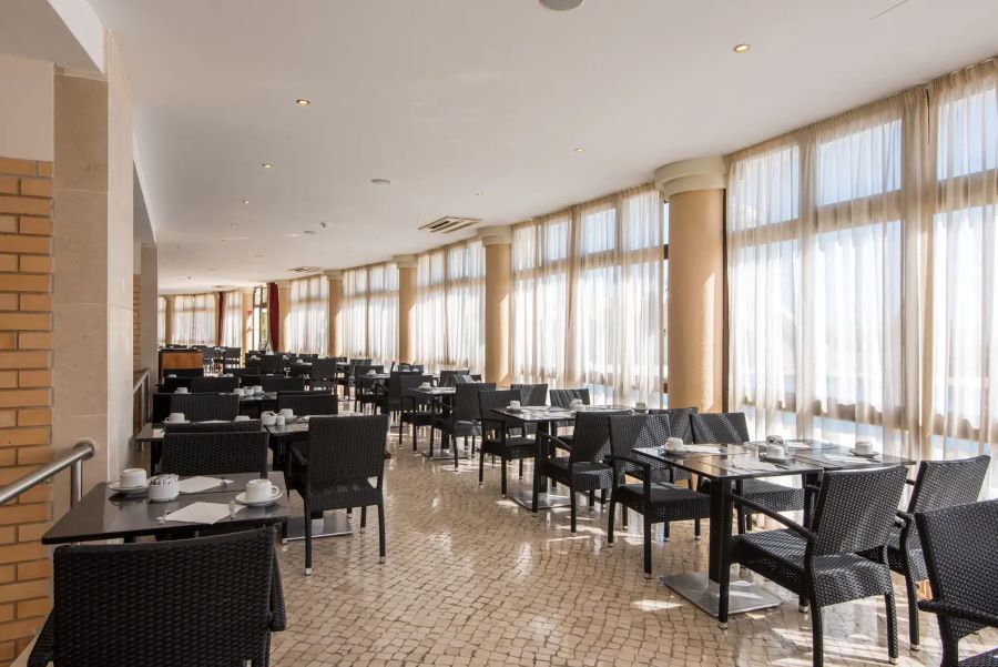 Restaurant with tables and chairs at Vila Gale Ampalius
