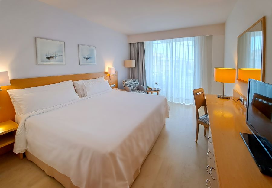Bedroom with view of balcony at Sol Port Cambrils by Melia