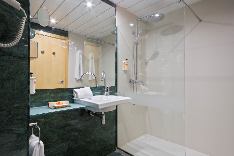 Shower screen at Sol Port Cambrils in the bathroom