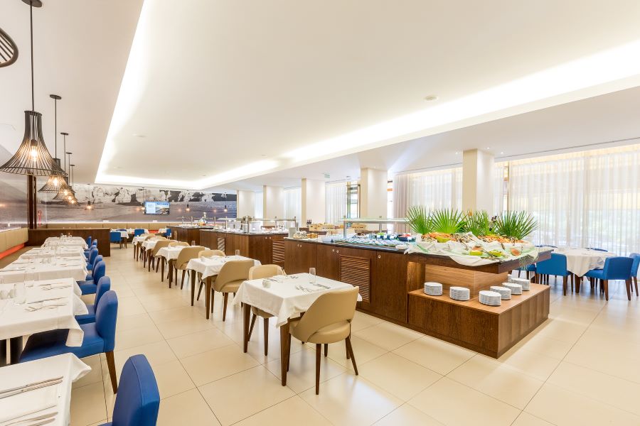 Restaurant at Salgados Dunas Suites with buffet serving table