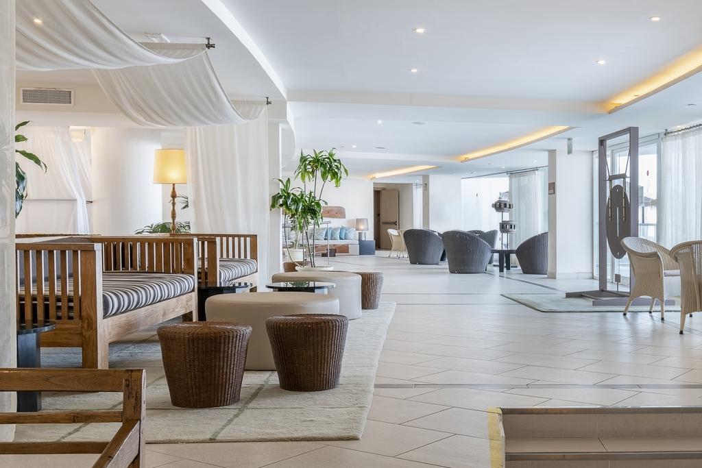 Vincci Tenerife Golf lobby area with seats and tiled floor