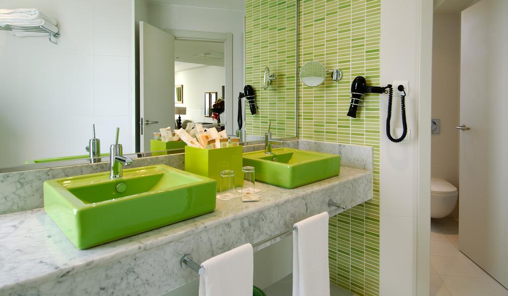 Two green sinks in bathroom at Vincci Tenerife Golf