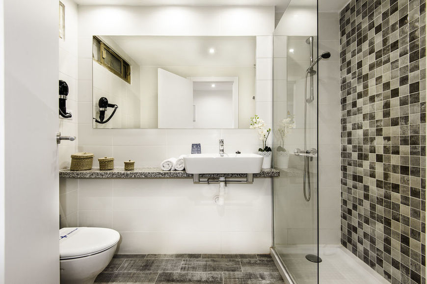 Bathroom with shower cubicle and toilet at Kn Columbus Aparthotel