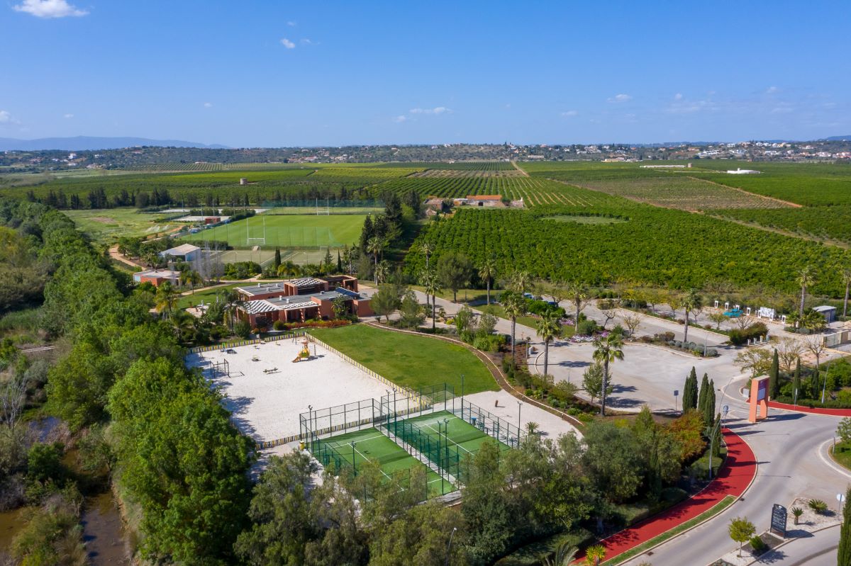 Sports facilities including tennis courts at Amendoeira Golf Resort