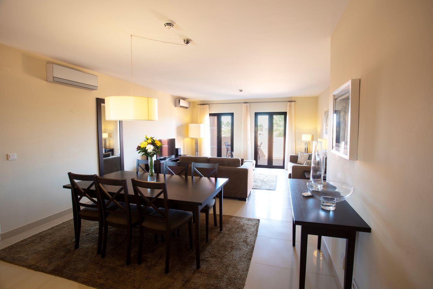 Dining table and sofa in accommodation at Amendoeira Golf Resort