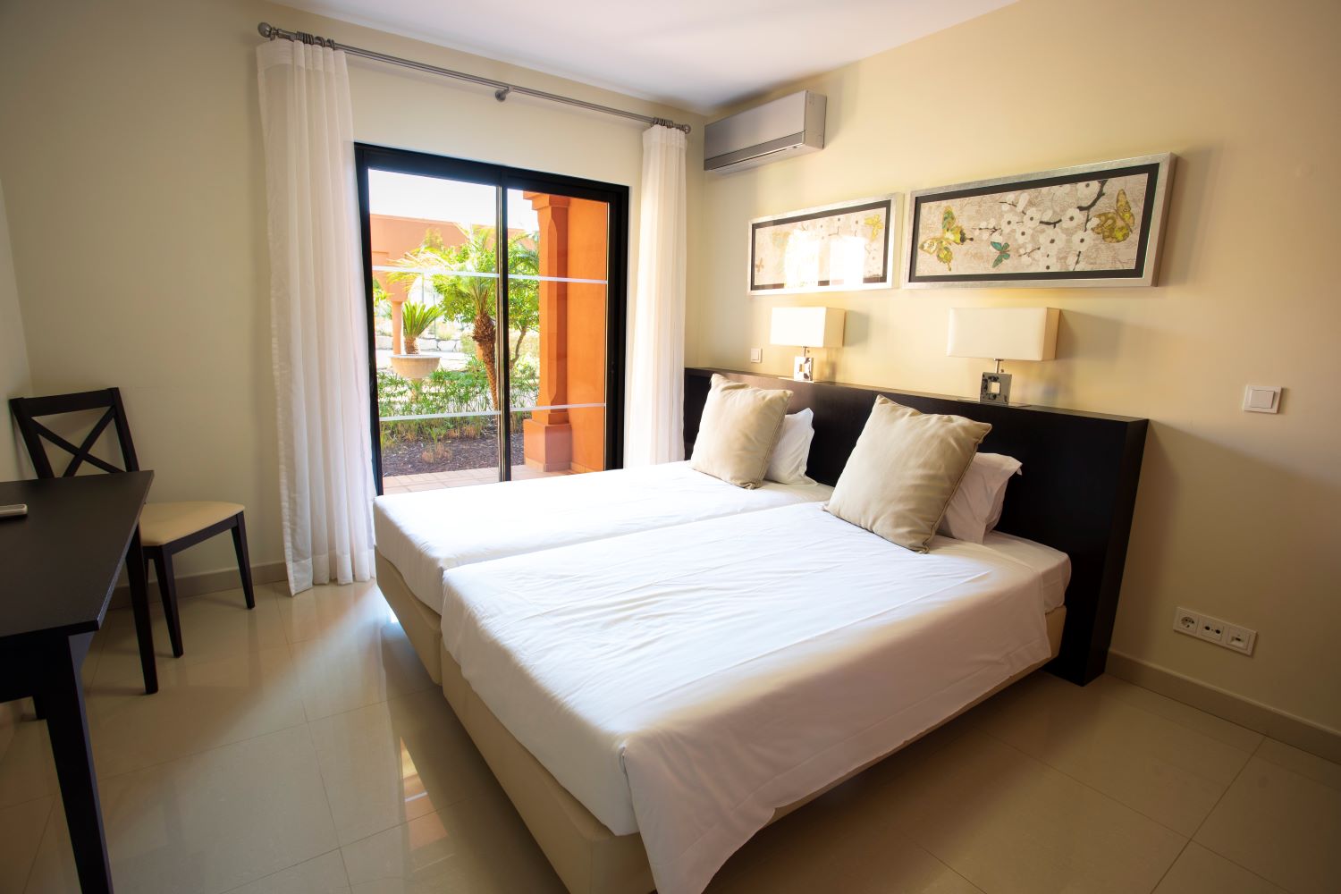 Bedroom with patio doors at Amendoeira Golf Resort
